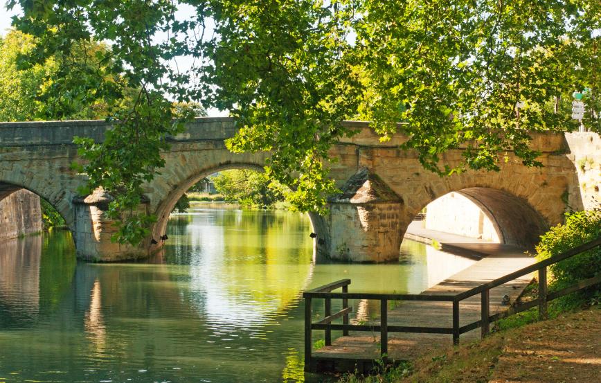 Uno de los bellos puentes por el río Marne (Champagne) CRUCEROS CHAMPAGNE CRUCEROS RIO MARNE CRUCEROS FLUVIALES DE LUJO CRUCEROS LA NOUVELLE ETOILE CRUCEROS DE LUJO POR CANALES